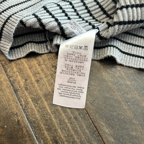 DKNY women black gray stripe long sleeve turtle neck sweater size Large - Picture 9 of 10